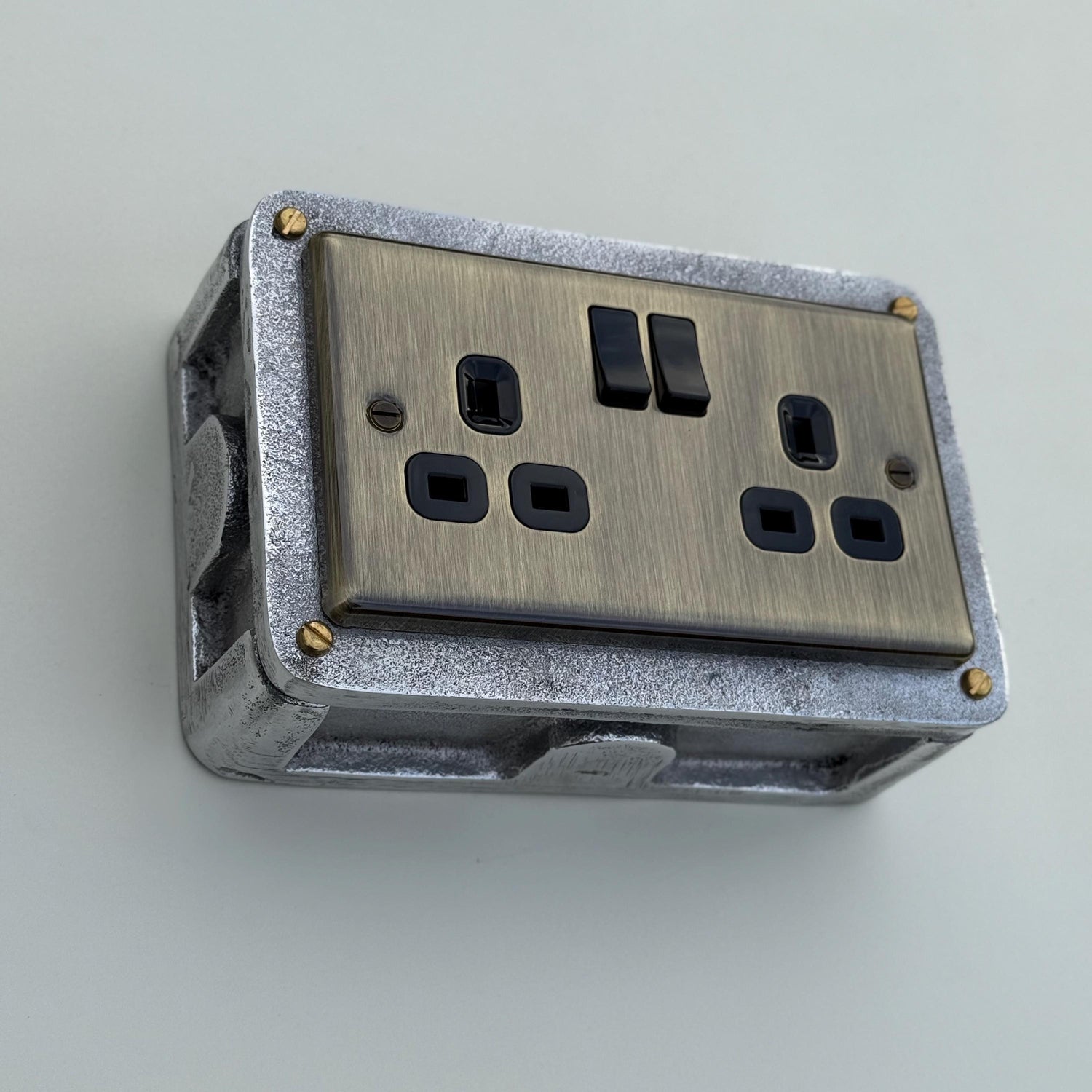 Antique Brass Double Switched 13A Power Socket 230V 13A 2 Gang 2G Solid Cast Metal Conduit Industrial