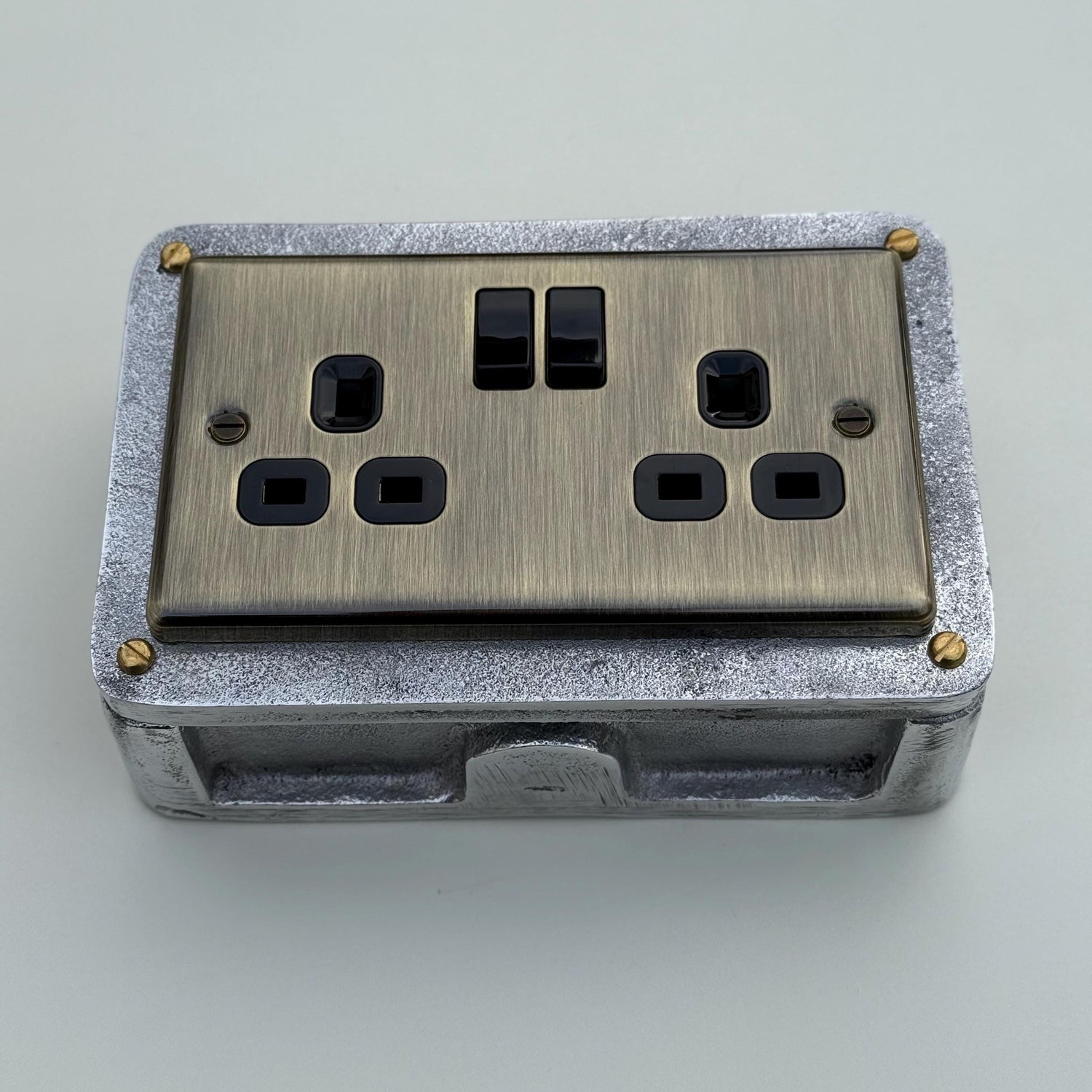 Antique Brass Double Switched 13A Power Socket 230V 13A 2 Gang 2G Solid Cast Metal Conduit Industrial