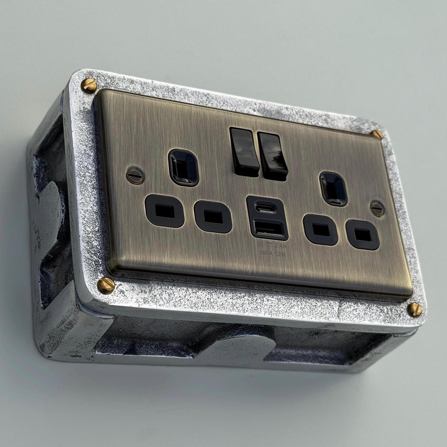 Antique Brass Double Switched 13A Power Socket 230V 13A 2 Gang 2G Solid Cast Metal Conduit Industrial